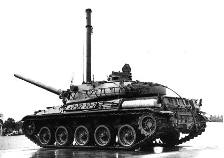 M60A1 fitted with tower-type schnorkel.