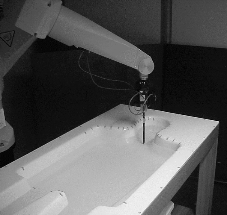 Shell phantom, robot arm and field strength probe.