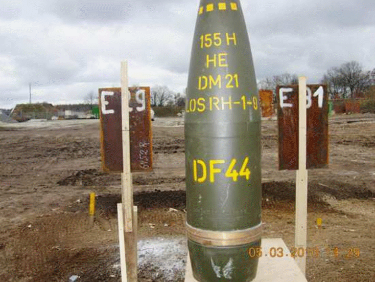 155 mm projectile charge in front of the momentum plates, which are clearly visible with their positioning and holding fixtures.